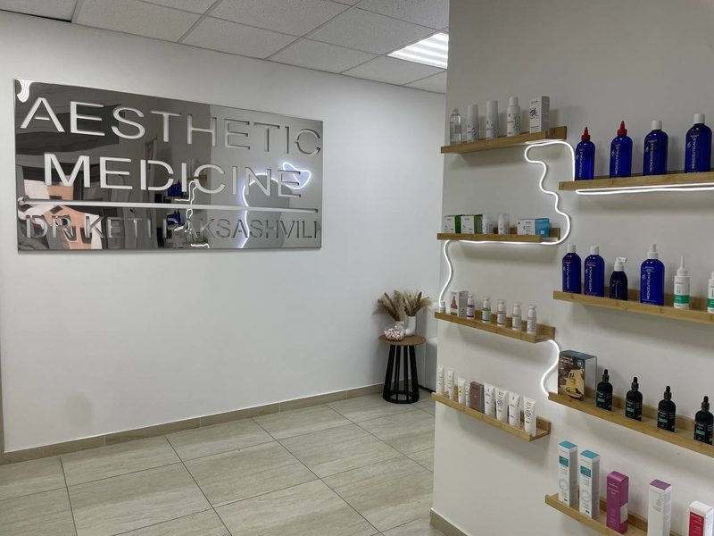 Інтер'єр клініки AESTHETIC MEDICINE — дзеркальна вивіска